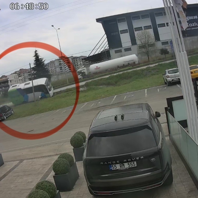 Yarışmadan dönen öğrencileri taşıyan aracın kaza anı güvenlik kamerasına ya...