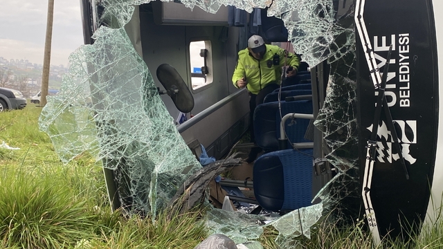 Samsun'da otobüs yan yattı: 9'u öğrenci, 11 yaralı (2)