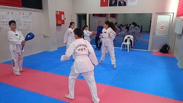 Çamlıca Kemal Unakıtan Spor Salonu'nda taekwondo rüzgarı
Geleceğin şampiyonları çalışmalarını aralıksız sürdürüyor