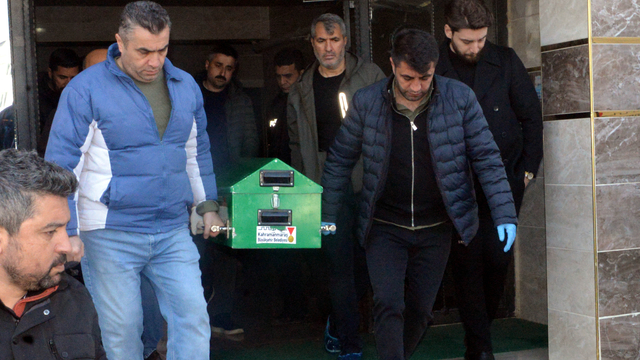 Tartıştığı babasını boğazını keserek öldürdü