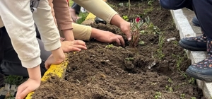 Minik eller toprakla buluştu