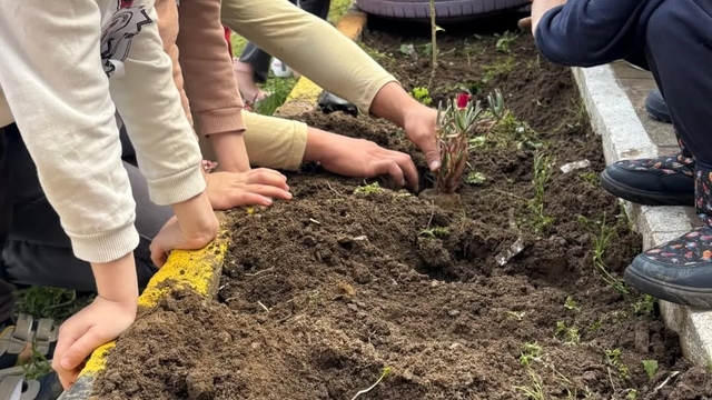 Minik eller toprakla buluştu