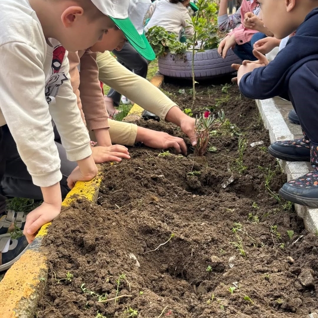 Minik eller toprakla buluştu