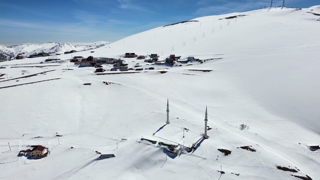 Kadırga Yaylası'ndaki üstü açık camiden kar manzaraları