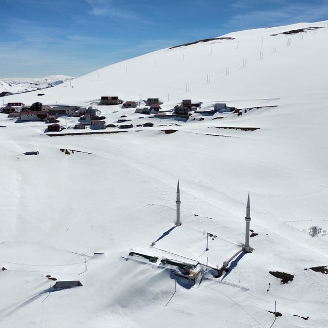 Kadırga Yaylası'ndaki üstü açık camiden kar manzaraları