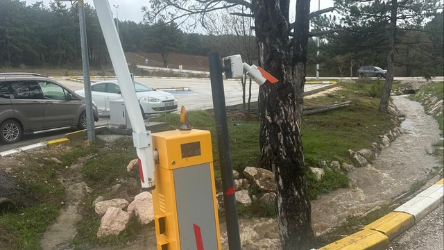 Pelitözü Gölpark girişindeki turnikelere kamyon çarptı