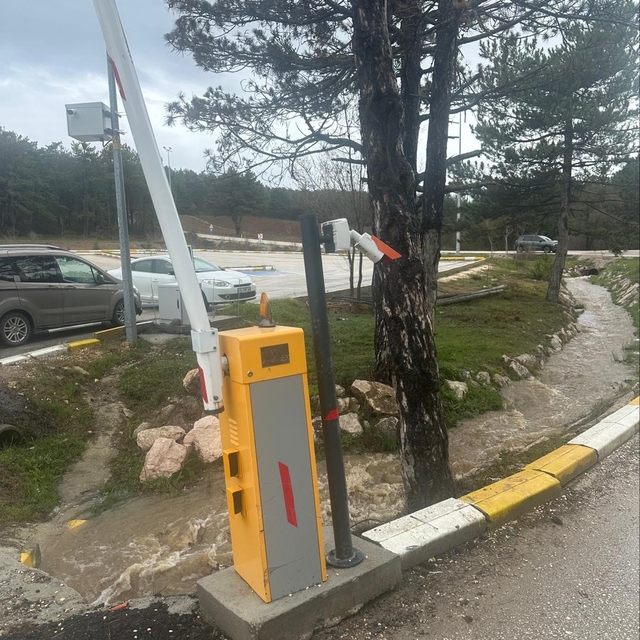 Pelitözü Gölpark girişindeki turnikelere kamyon çarptı