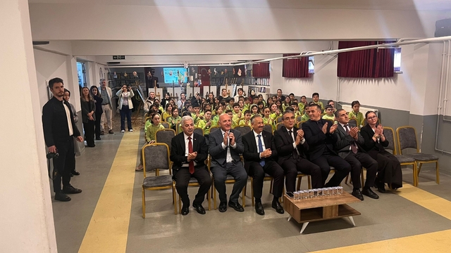 Tepebaşı'nda minik ellerden dev sergi: "Kitaplarla Büyüyen Gelecek"
Kaymakam Sadettin Yücel, Kütüphaneler Haftası'nda öğrencilerle buluştu