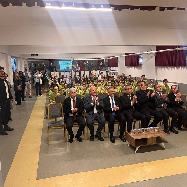 Tepebaşı'nda minik ellerden dev sergi: "Kitaplarla Büyüyen Gelecek"
Kaymaka...