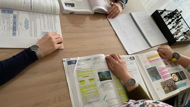 Bakan Göktaş'tan koruma altındaki çocuklara hediye