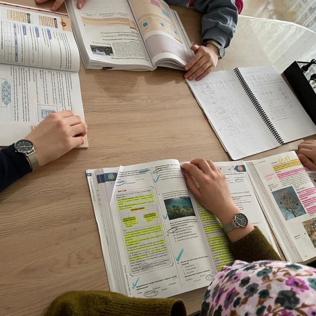 Bakan Göktaş'tan koruma altındaki çocuklara hediye