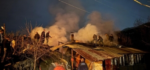 Artvin'de gece yarısı yangın: 1 ev ve odunluk kullanılamaz hale geldi