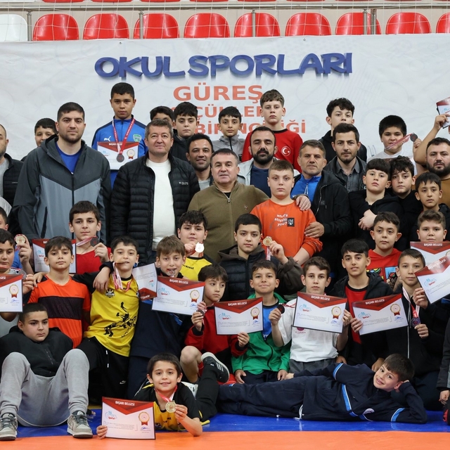 Bilecik'te 400 sporcu minderde ter döktü