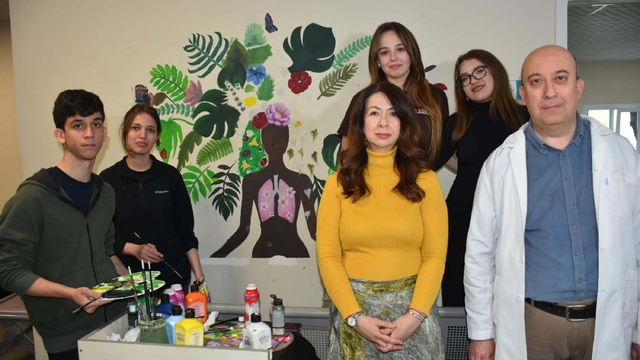 Kanser hastalarına moral için hastane duvarına resim yaptılar