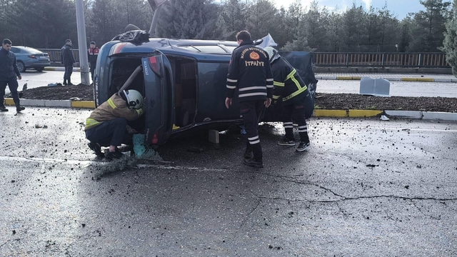 Mardin'de refüje çarpan otomobilin sürücüsü yaralandı