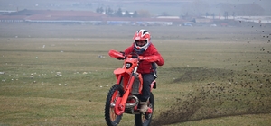 Eskişehirli motosikletçilerin pist talebi Motor sporu tutkunları, yetkililerden sadece doğal bir etap ve çalışma alanı talep ediyor 2008 yılından bu yana mücadele verdiğini belirten Fatih Yılmaz; "Tepebaşı, Büyükşehir ve Odunpazarı belediyelerine kulüp olarak defalarca başvurduk, ama bir antrenman sahası bile elde edemedik" "Balıkesir, Bilecik, Afyon, Uşak gibi bizden daha küçük iller bile antrenman sahası oluşturuyor fakat bizde yok" "Biz asfalt istemiyoruz, maliyeti olmayan doğal bir antrenman sahası istiyoruz"