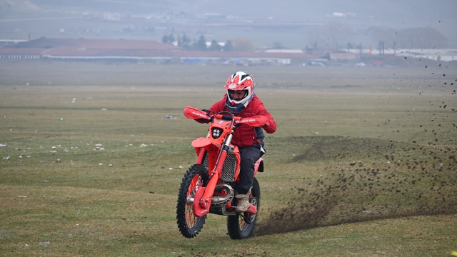 Eskişehirli motosikletçilerin pist talebi
Motor sporu tutkunları, yetkililerden sadece doğal bir etap ve çalışma alanı talep ediyor
2008 yılından bu yana mücadele verdiğini belirten Fatih Yılmaz;
"Tepebaşı, Büyükşehir ve Odunpazarı belediyelerine kulüp olarak defalarca başvurduk, ama bir antrenman sahası bile elde edemedik"
"Balıkesir, Bilecik, Afyon, Uşak gibi bizden daha küçük iller bile antrenman sahası oluşturuyor fakat bizde yok"
"Biz asfalt istemiyoruz, maliyeti olmayan doğal bir antrenman sahası istiyoruz"