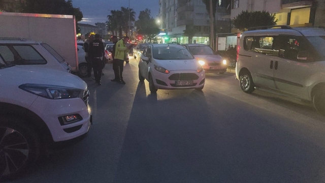 Park halindeki otomobilin açılan kapısına çarpan motosikletli yaralandı