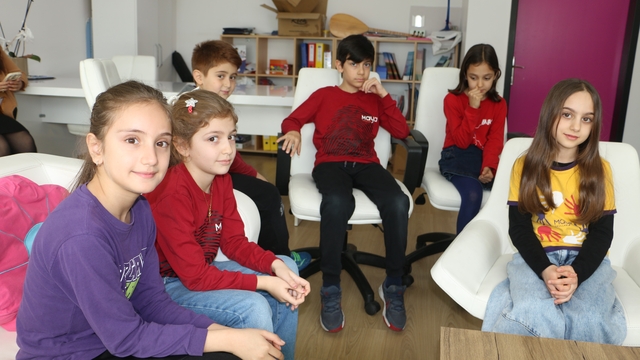 Minik öğrencilerin 'demokrasi' heyecanı
İlkokul öğrencisi verdiği vaatlerle başkan seçildi, sözlerini yerine getirmek için çalışmalara başladı