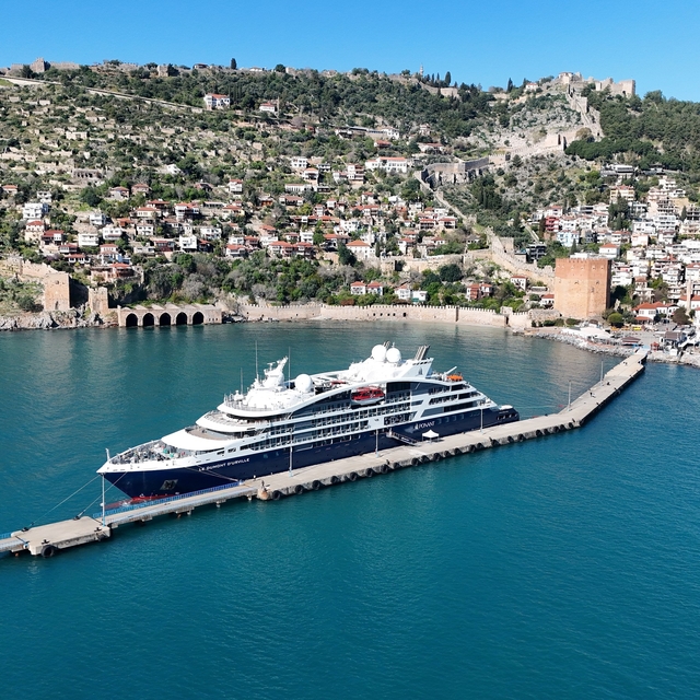 Alanya'ya Fransız bayraklı kruvaziyer demir attı