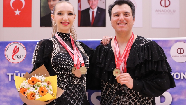 Eskişehir'de pistin tozunu attırdılar: 300 sporcu şampiyonluk için ter döktü
Dansın kalbi Eskişehir'de attı
Eskişehir'de dans rüzgarı: İl şampiyonları belli oldu