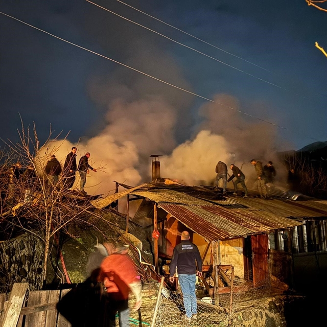 Artvin'de gece yarısı yangın: 1 ev ve odunluk kullanılamaz hale geldi