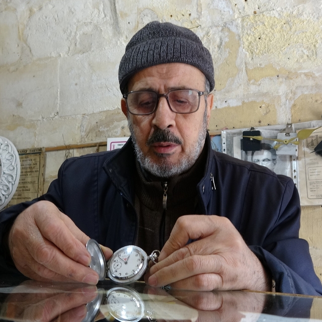 Gaziantepli 74 yaşındaki saat ustası 65 yıldır zamana ayar veriyor
