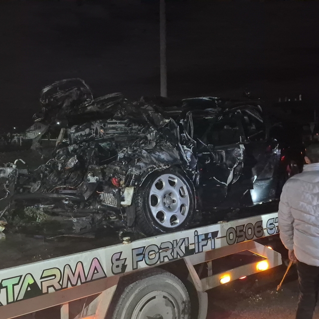 Trafik kazasında tırın altına aldığı otomobil, oto kurtarma aracının üzerin...