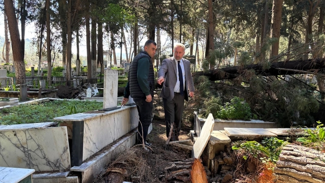 Fırtınadan zarar gören mezarlıklar onarılıyor