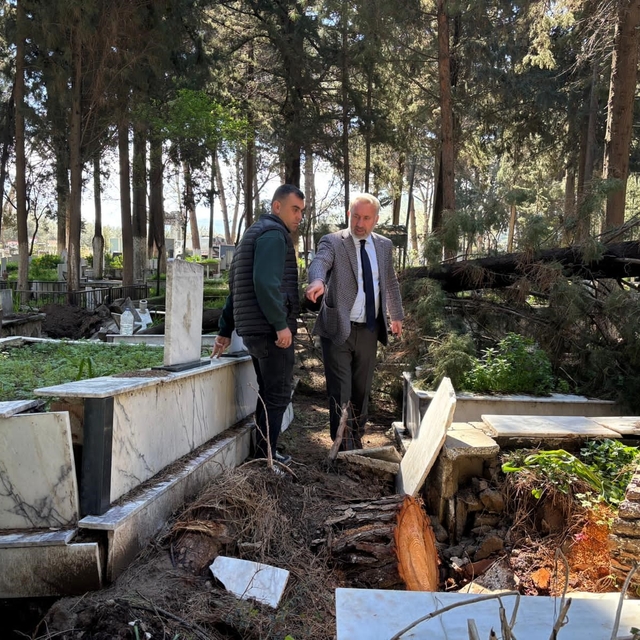 Fırtınadan zarar gören mezarlıklar onarılıyor