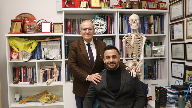 Ameliyatını yapan doktorun ilgisinden etkilenip aynı mesleği seçti, 20 yıl sonra buluştu