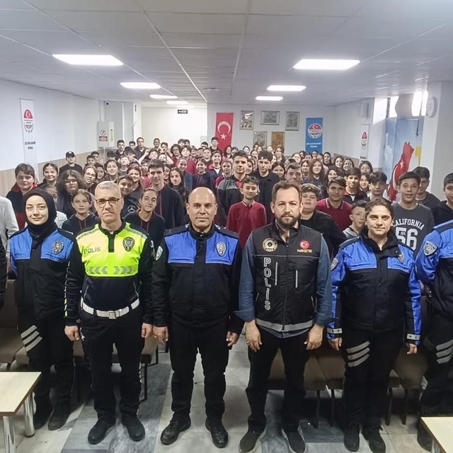 Polis ekiplerinden ortaokul öğrencilerine yönelik eğitim