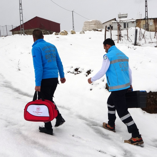 81 yaşındaki hastaya evinde diş tedavisi hizmeti