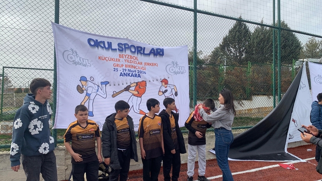 Maver Kemal Arsoy Ortaokulu beyzbol takımından büyük başarı