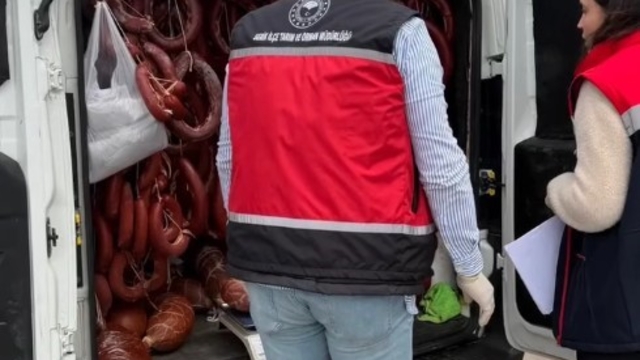 Serik'te 176 kilogram tarihi geçmiş sucuk ele geçirildi