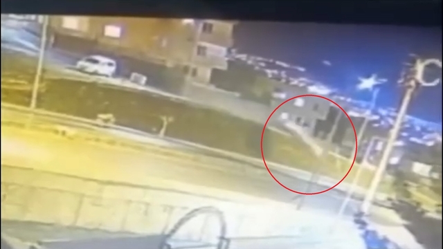 Otomobilin alt yola uçtuğu kaza kamerada: 3 yaralı