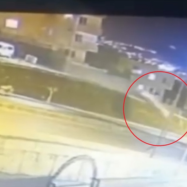 Otomobilin alt yola uçtuğu kaza kamerada: 3 yaralı