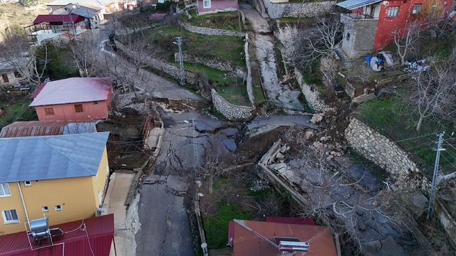 Mersin'deki heyelan bölgesi havadan görüntülendi
25'i ağır hasarlı 100 hanenin zarar gördüğü bölgedeki hasar tespit çalışmaları sürerken, Mezitli Belediye Başkanı Ahmet Serkan Tuncer bölgede incelemelerde bulundu