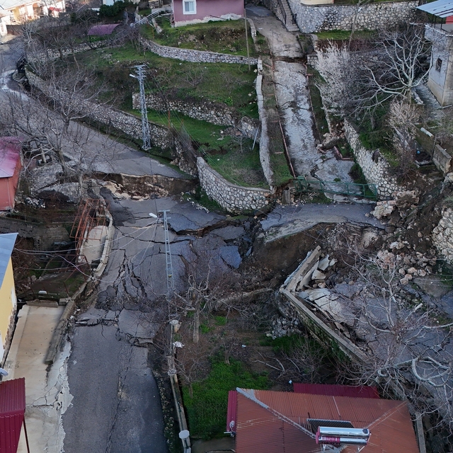 Mersin'deki heyelan bölgesi havadan görüntülendi
25'i ağır hasarlı 100 hane...