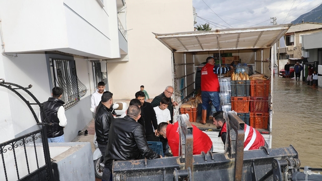 Şehzadeler Belediyesi'nden Akpınar'da mahsur kalan vatandaşlara destek