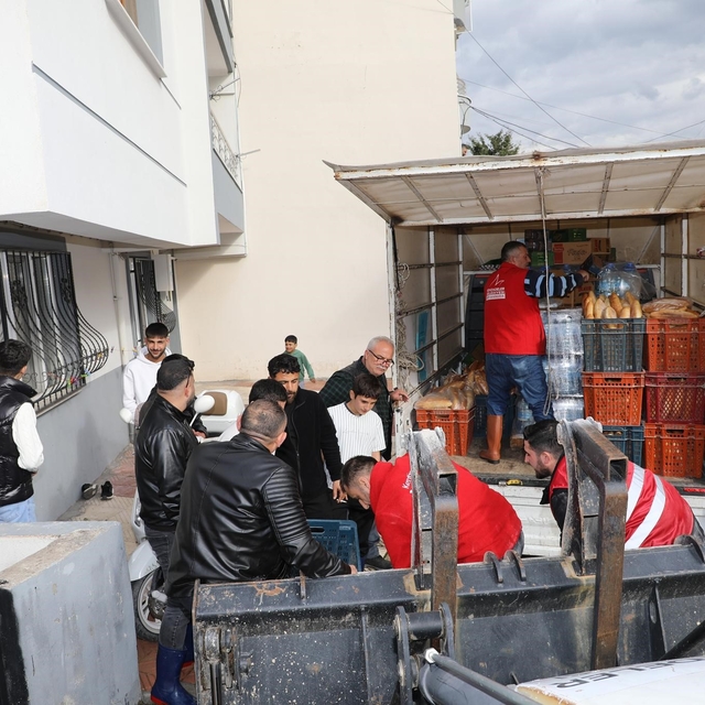 Şehzadeler Belediyesi'nden Akpınar'da mahsur kalan vatandaşlara destek