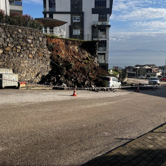Mudanya'da yağmura dayanamayan istinat duvarı çöktü