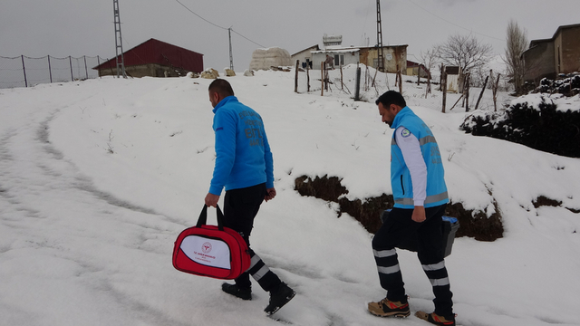 Bitlis'te zorlu kış şartlarında yatalak hastaya evde diş tedavisi