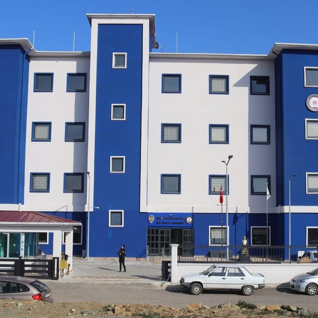 Emniyete imza vermeye plakasız motosikletle gelen ehliyetsiz sürücüye 86 bi...