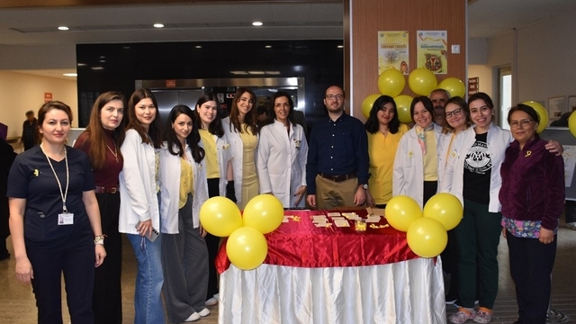 ESOGÜ Hastanesi'nde Endometriozis Farkındalık Etkinliği düzenlendi
ESOGÜ Tıp Fakültesi Kadın Hastalıkları ve Doğum Ana Bilim Dalı öğretim üyesi Doç. Dr. Vehbi Yavuz Tokgöz;
"Hastalığın Türkiye'de yaklaşık 3, dünya genelinde ise 190 milyon kadını etkilediği tahmin edilmektedir"