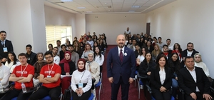 İl Sağlık Müdürü Nacar, gençlere tecrübelerini anlattı