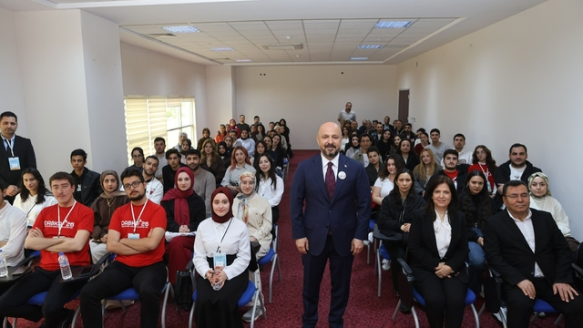 İl Sağlık Müdürü Nacar, gençlere tecrübelerini anlattı