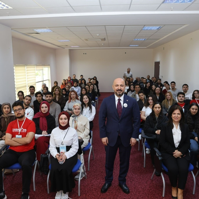 İl Sağlık Müdürü Nacar, gençlere tecrübelerini anlattı