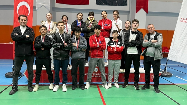 Pazarlar Spor Lisesi'nden atletizmde 15 madalya