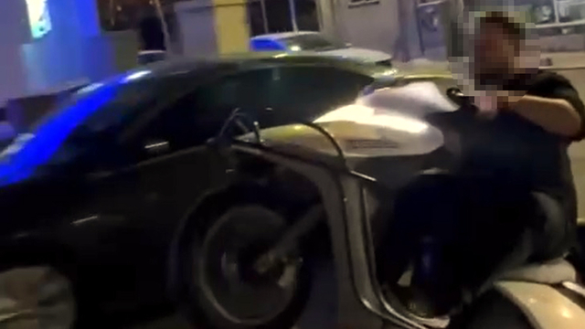 Motosiklet sürücüsünün tek teker üzerinde tehlikeli sürüşü kamerada